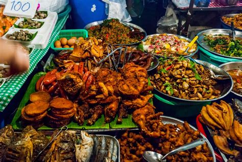 I found an AMAZING THAI STREET FOOD MARKET Chiang Rai to Chiang Mai Bus